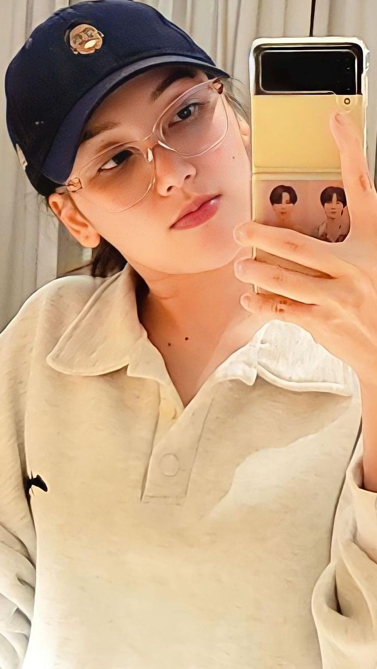 Gayanya dengan topi membuat Ayu semakin terlihat menggemaskan.