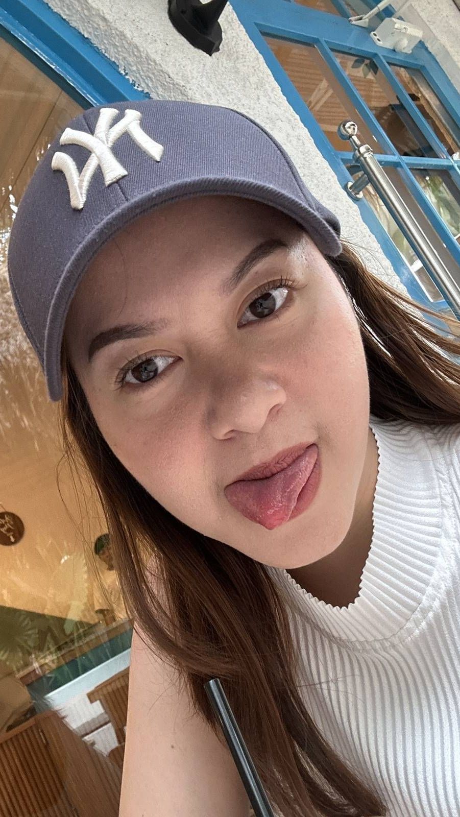 Salsa pun terlihat makin cantik dengan topi.