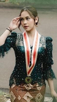 Salsa pun terlihat cantik dan elegan dengan kebaya hijau botol saat wisuda.