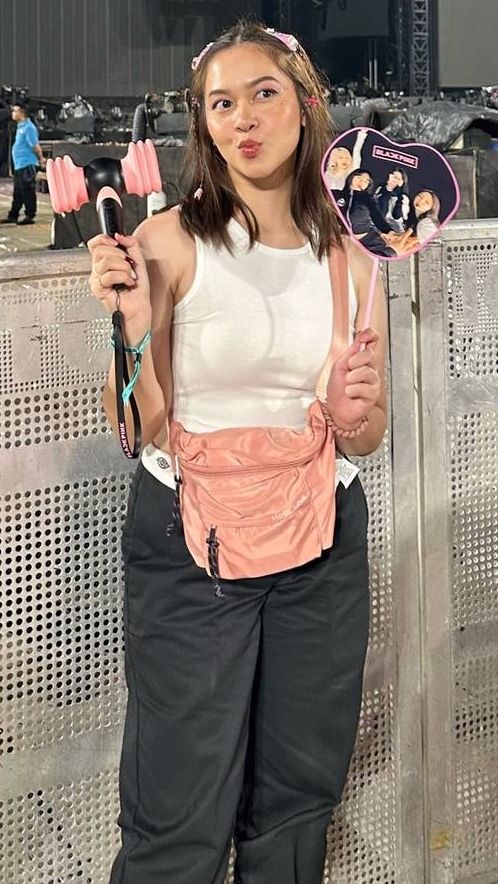Gaya Salsa saat nonton Blackpink begitu cantik dengan croptop putih.