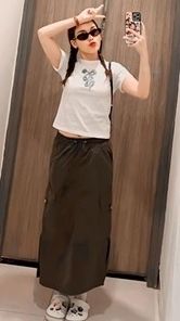 Ayu dengan rok coklat dan kaos putih pun terlihat anak muda banget!
