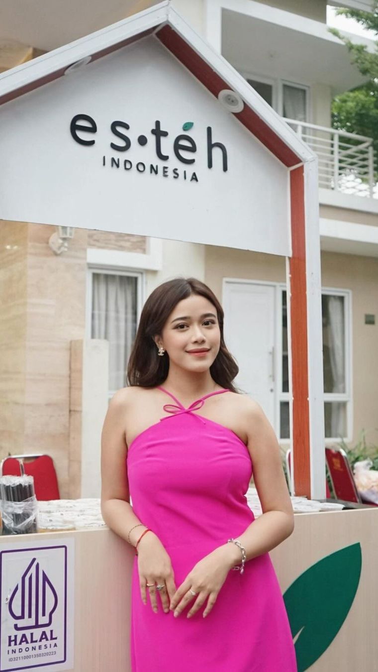 Brisi Jodie merupakan penyanyi jebolan ajang pencarian bakat.