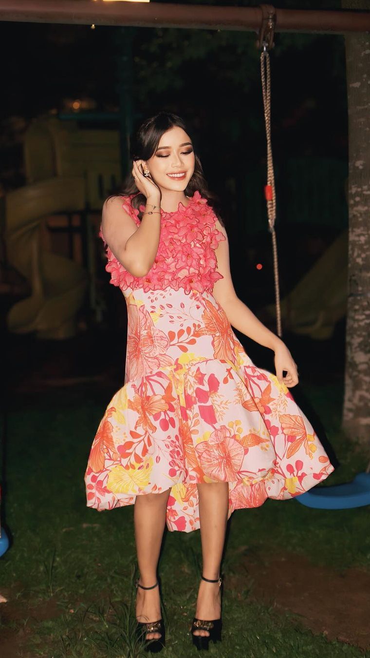Berbeda dengan Brisia, Ia tampil girly sesuai dengan gesture tubuhnya yang imut nan cantik.