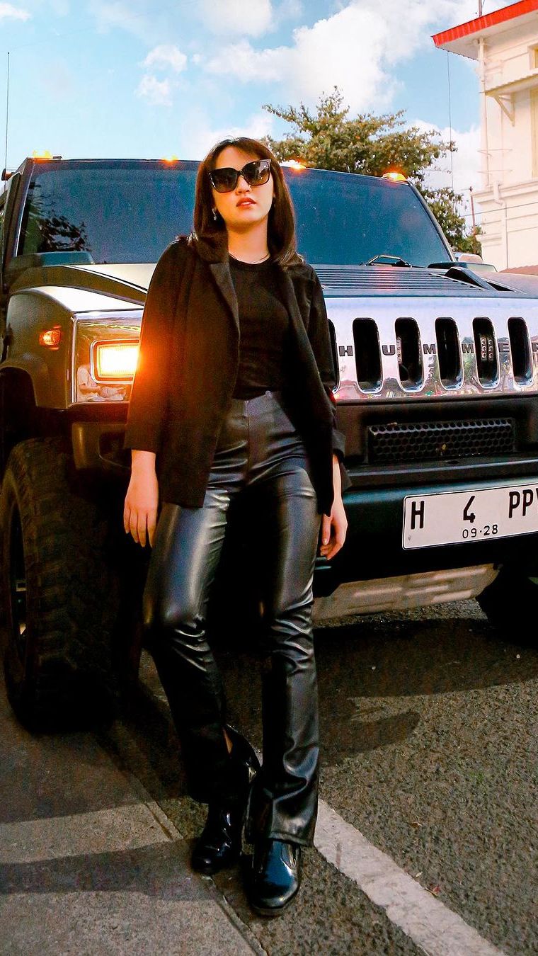 Sementara Happy kerap tampil tomboy dengan celana panjang dan jaket.