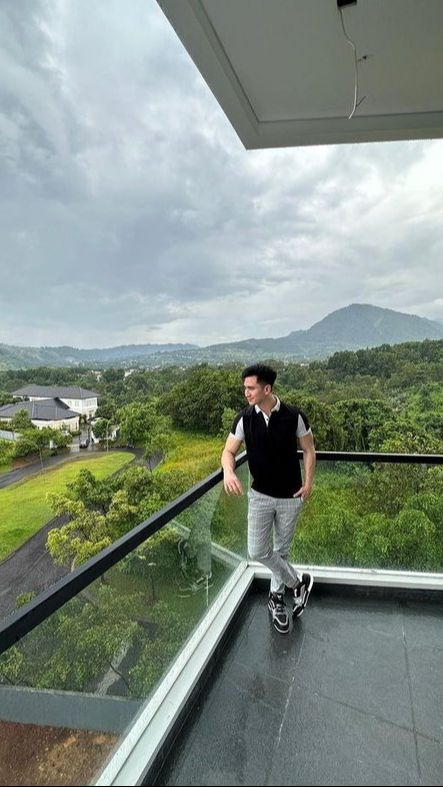 10 Potret Rumah Baru Verrel Bramasta Untuk Calon Istri, Bak Istana Dikelilingi Pegunungan!