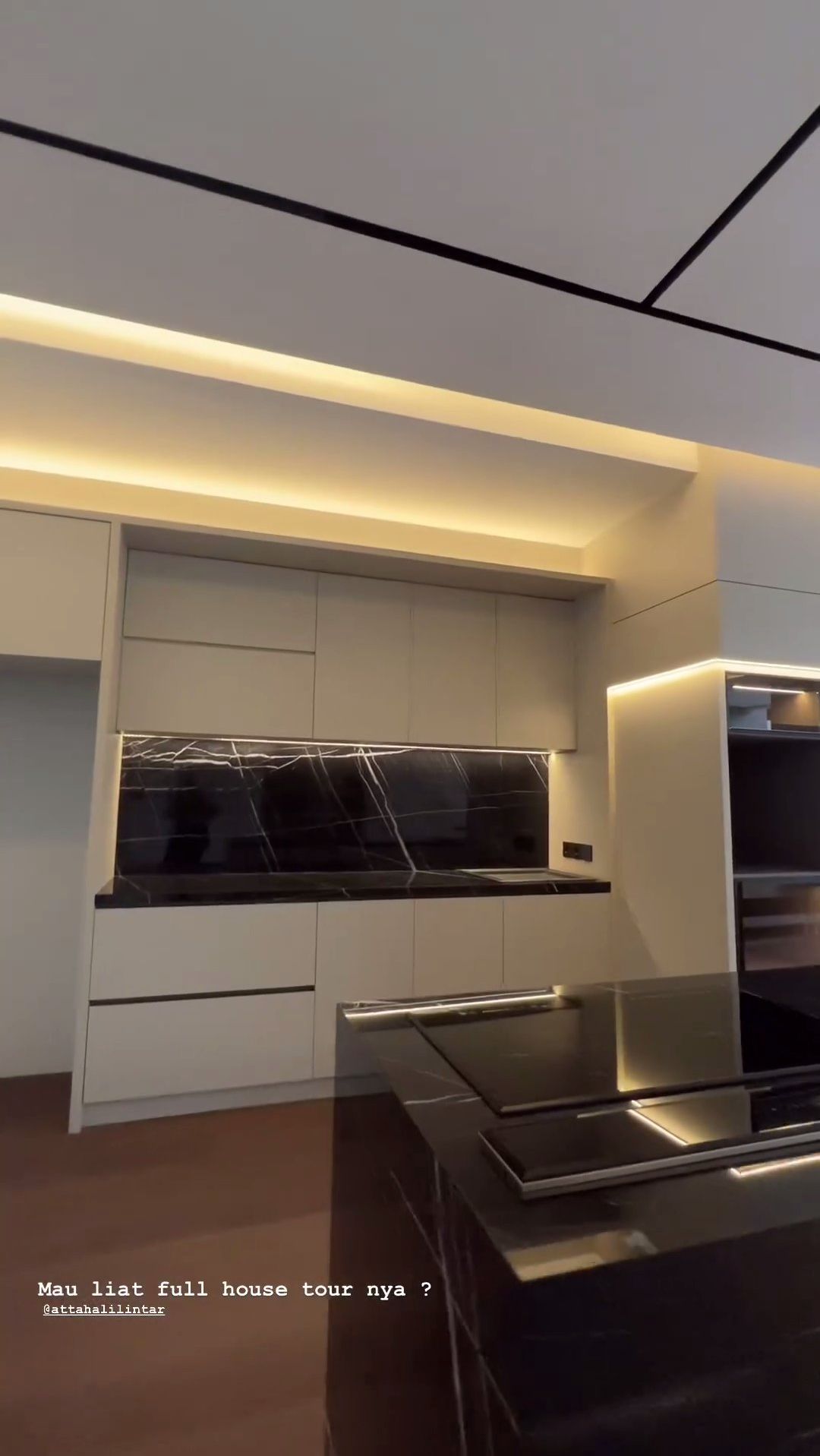 Putra sulung Venna Melinda ini memilih menggunakan full marmer untuk desain dapur miliknya.