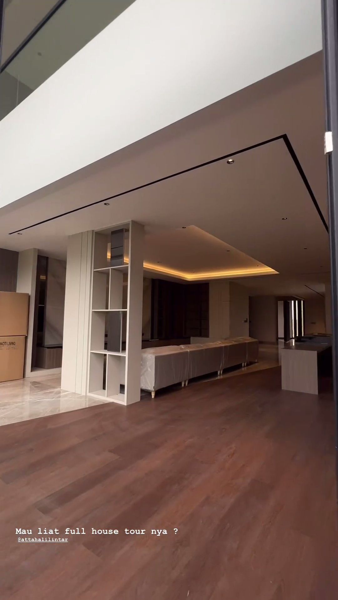 Rumah baru Verrell Bramasta terlihat dominan dengan warna-warna netral seperti hitam, cokelat, abu-baru, putih.