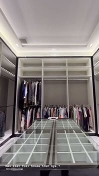 Rumah Verrell Bramasta dilengkapi dengan fasilitas lengkap salahsatunya ruang wardrobe.