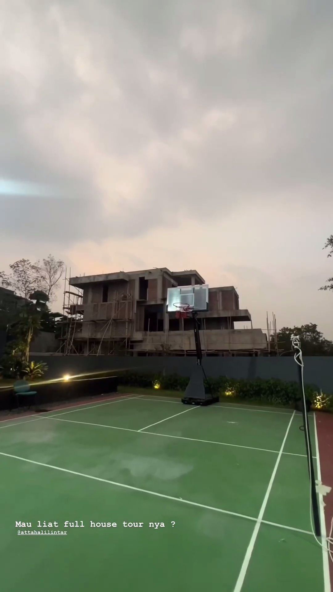 Rumah itu juga dilengkapi lapangan olahraga yang luas. Duh mewah banget ya!