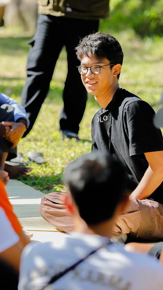 Alasan Alam selalu membawa kamera lantaran ia ingin memberikan hasil foto tersebut sebagai buah tangan bagi orang yang baru ia temui