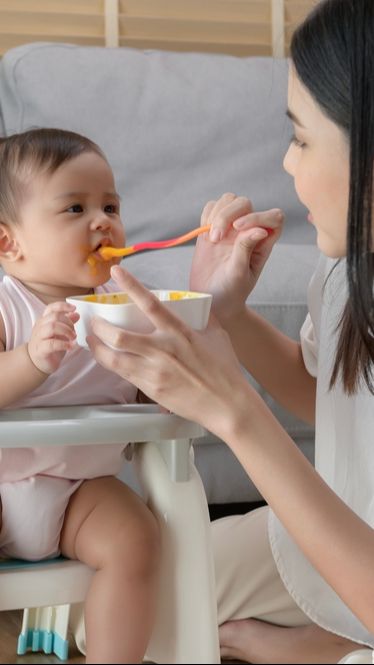 Bebas Ribet, Cara Siapkan Makanan untuk Si Kecil Saat Traveling