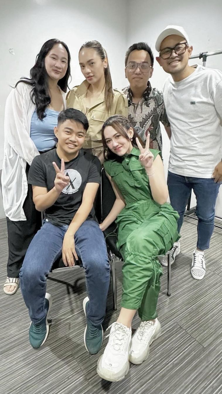 Jhony Saputra adalah anak dari pengusaha kelapa sawit dan tambang batu bara, Samsudin Andi Arsyad atau yang akrab disapa Haji Isam.
