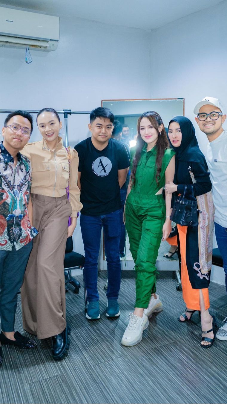 Haji Isam memiliki sebuah perusahaan yang bernama Jhonlin Group yang dikelola oleh Jhony Saputra dan saudaranya, Liana Saputri.