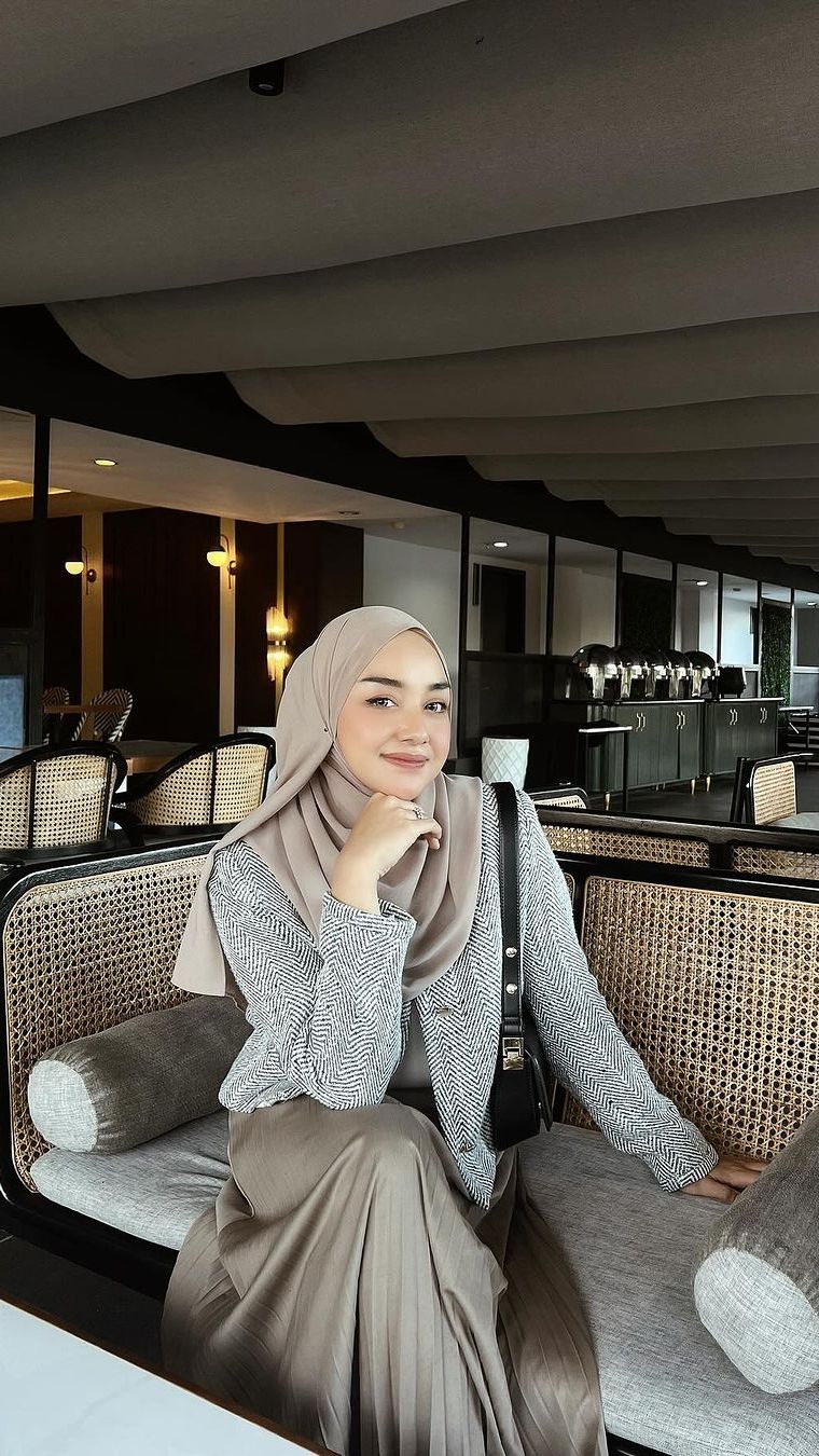 Inspirasi Outfit Adem dan Fresh Warna 'Netral' untuk Nyoblos ke TPS