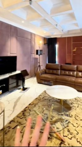 Mulai dari home teater, ruang karaoke, banyak lagi ruangan mewah lainnya
