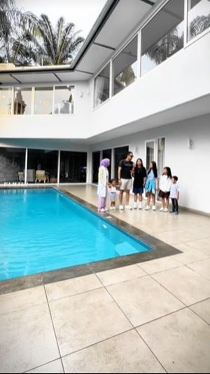 Selain itu ada pula kolam renang di bagian belakang rumah yang ukuran begitu besar