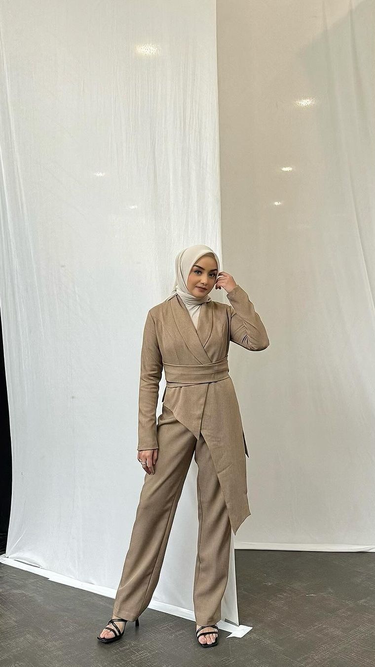 Look 3:Simplicity dengan Warna Taupe