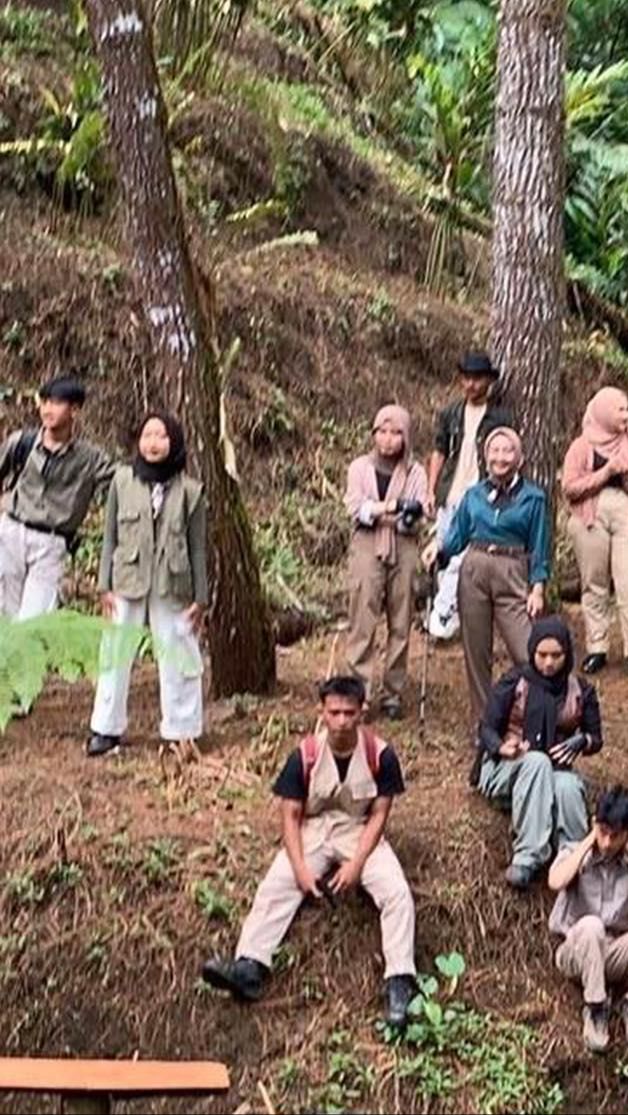 Bikin Yearbook dengan Latar Belakang Hutan, Para Siswa Merinding Ada Sosok Perempuan Cantik tapi Seram Ikut Nimbrung