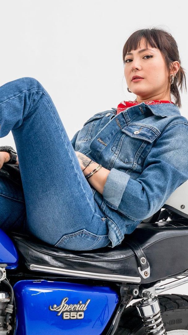 7 Potret Poppy Sovia, Ibu Dua Anak yang Kece dan Hobi Motoran