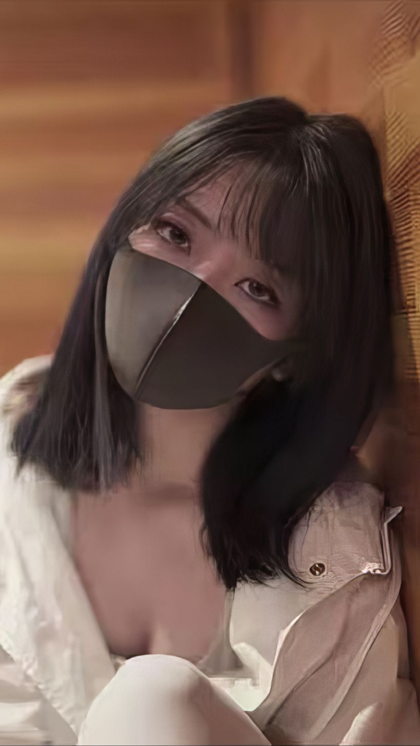 Selalu Terlihat Seksi dan Penuh Misteri dengan Masker, Tampilan Wajah Asli Selebgram Cantik Ini Bikin Netizen Syok