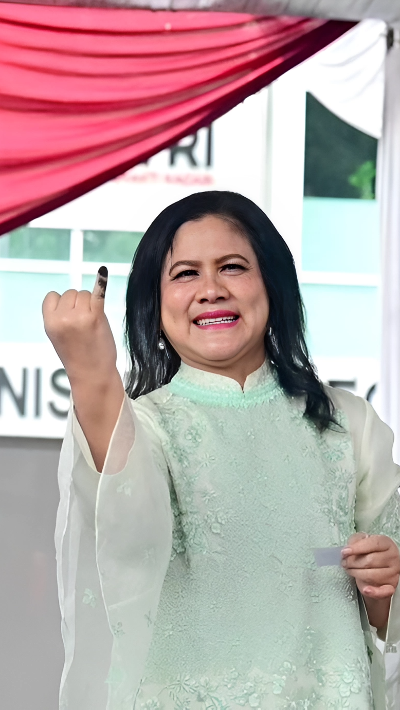 Potret Outfit Pilihan Ibu Negara, Kahiyang dan Selvi Ananda Saat Nyoblos