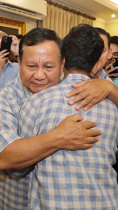 Potret Pelukan Hangat Prabowo - Gibran Melihat Hasil Quick Count