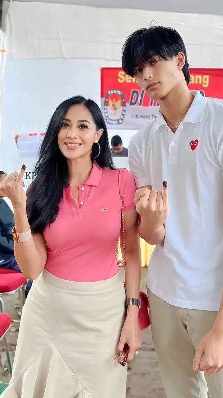 Diah Permatasari mengenakan kaus polo warna pink muda yang dipadukan rok warna beige