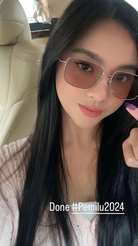 Lyodra Ginting tampil kasual dengan knit cardigan warna pink pastel.