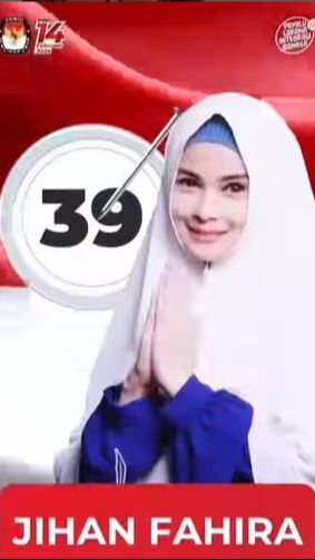 Pasalnya ia tampil syari dengan busana berwarna biru dan jilbab panjang putih