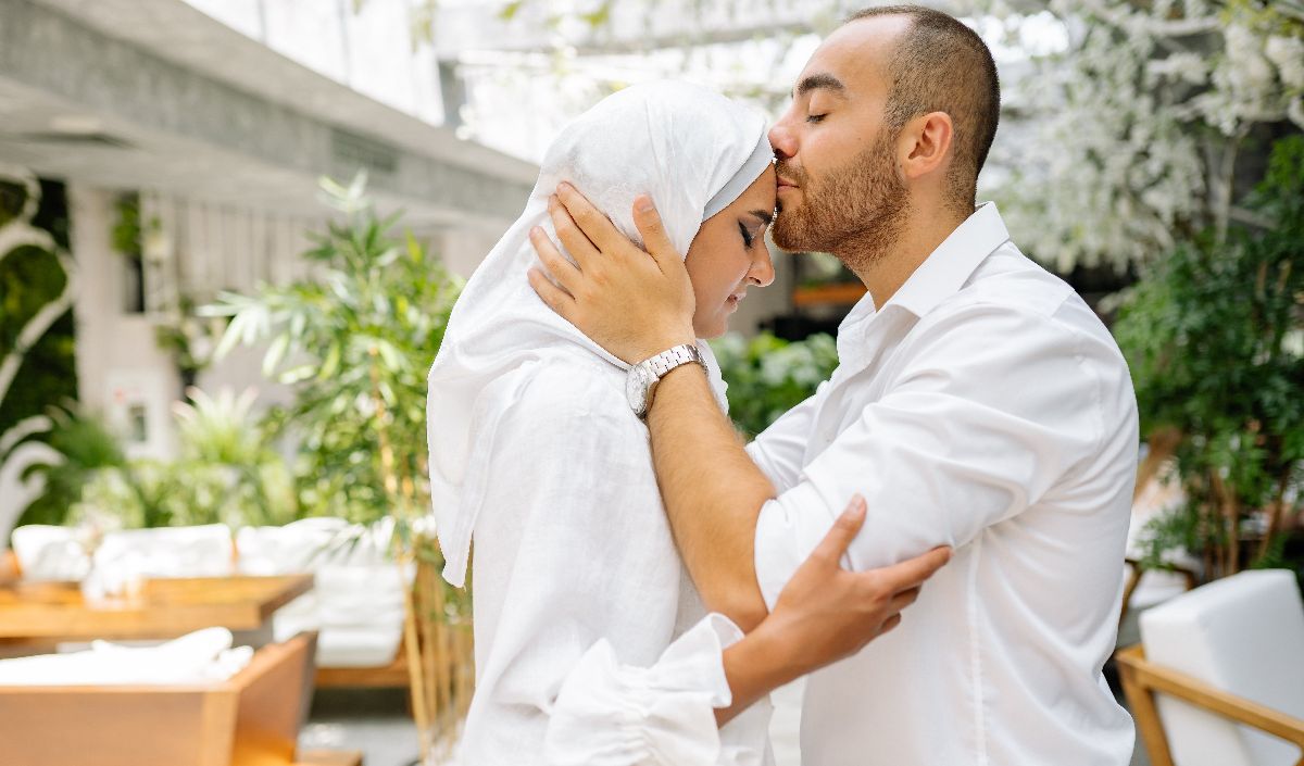Sebaik-baik Lelaki adalah yang Terbaik Sikapnya pada Istri