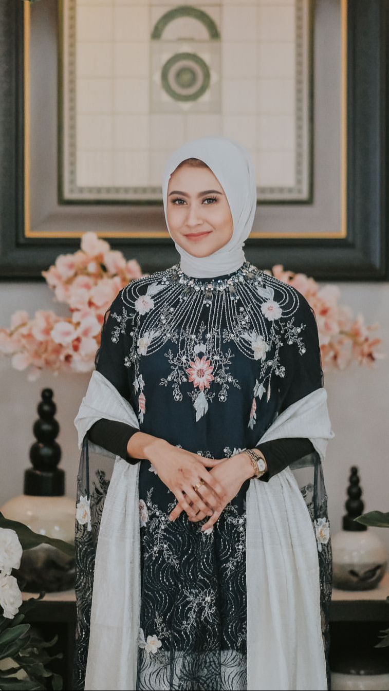 Pendidikannya pun mentereng, ia lulusan Teknik Planologi di ITB.