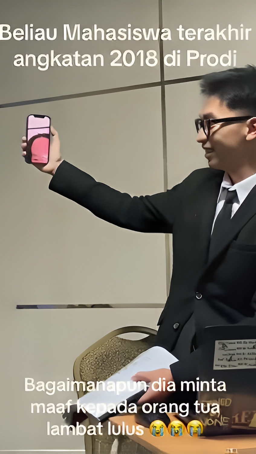 Mahasiswa Terakhir di Angkatannya Langsung Video Call Ibu Usai Lulus Sidang Skripsi, Momen Minta Maaf Penuh Haru