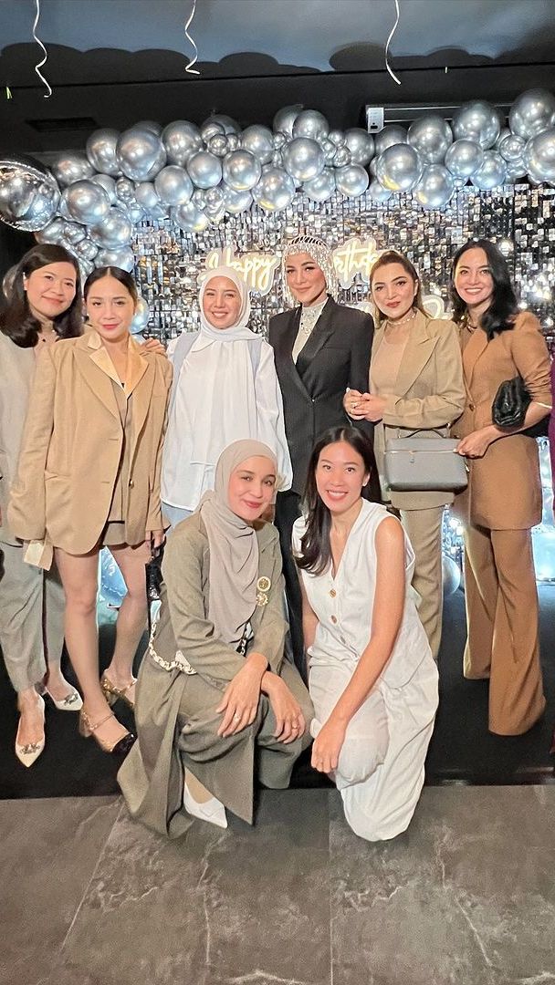 Ultah Olla Ramlan dirayakan bersama Geng Cendol sekaligus arisan.