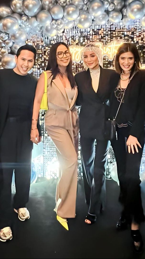 Melaney Ricardo tampil dengan atasan tanpa lengan.