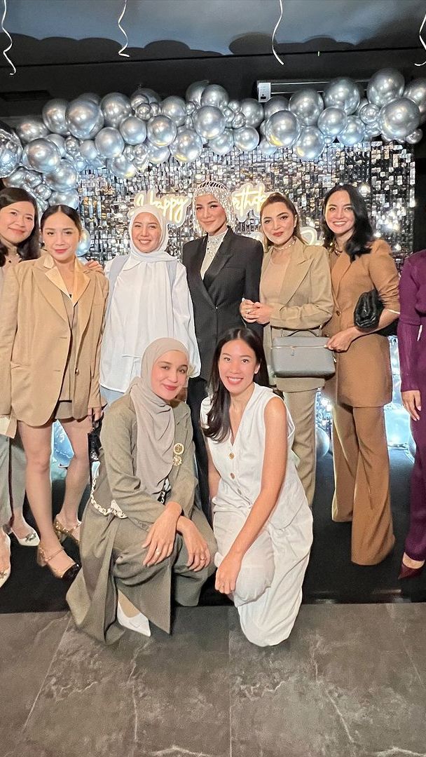 Ashanty kenakan setelan blazer dan celana panjang warna khaki yang memberi kesan kalem.