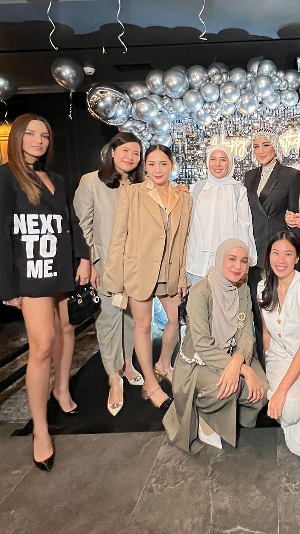 Nia Ramadhani tampil paling menonjol dengan blazer hitam dengan celana super pendek.