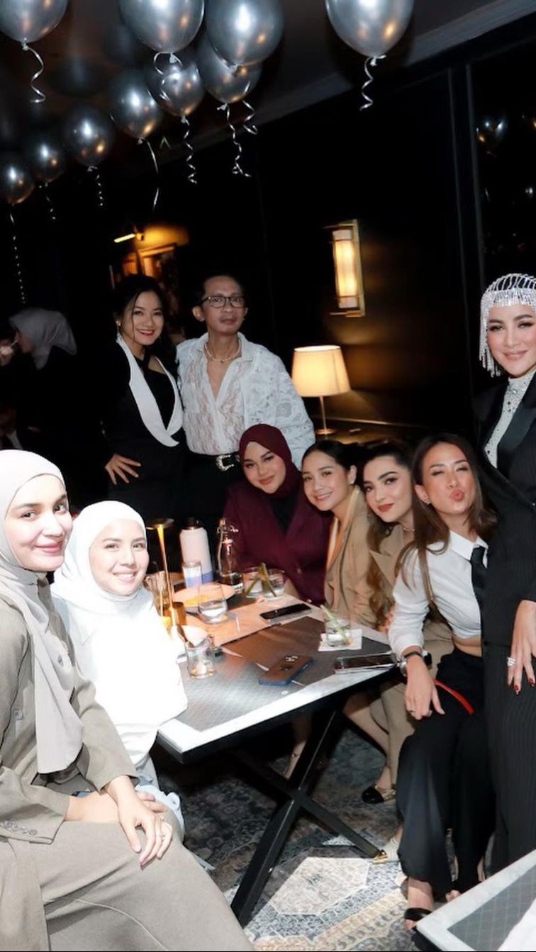 Ada pula Shireen sungkar yang tampil dengan outfit krem.