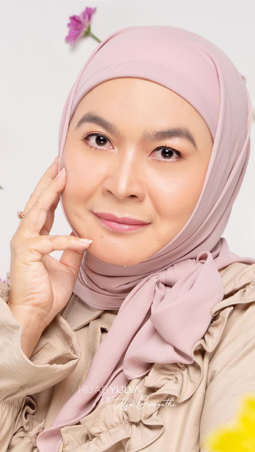 Meski pun sudah hampir kepala lima, Ulfa terlihat tetap bugar dan awet muda.
