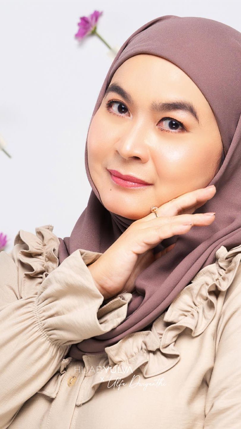 Dia juga terlihat makin memesona usai istiqomah menggunakan hijab.