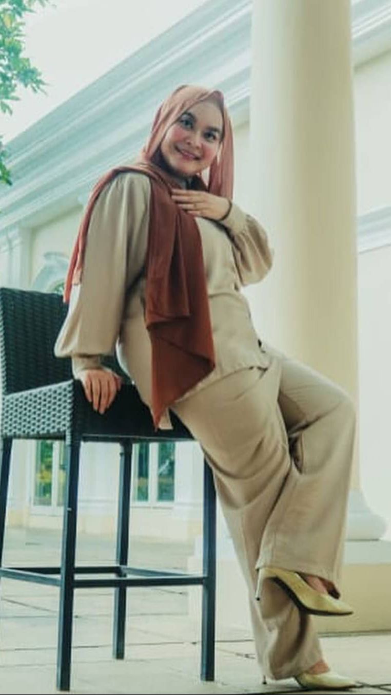 Meski tak aktif di televisi lagi, Ulfa cukup aktif di sosial media.