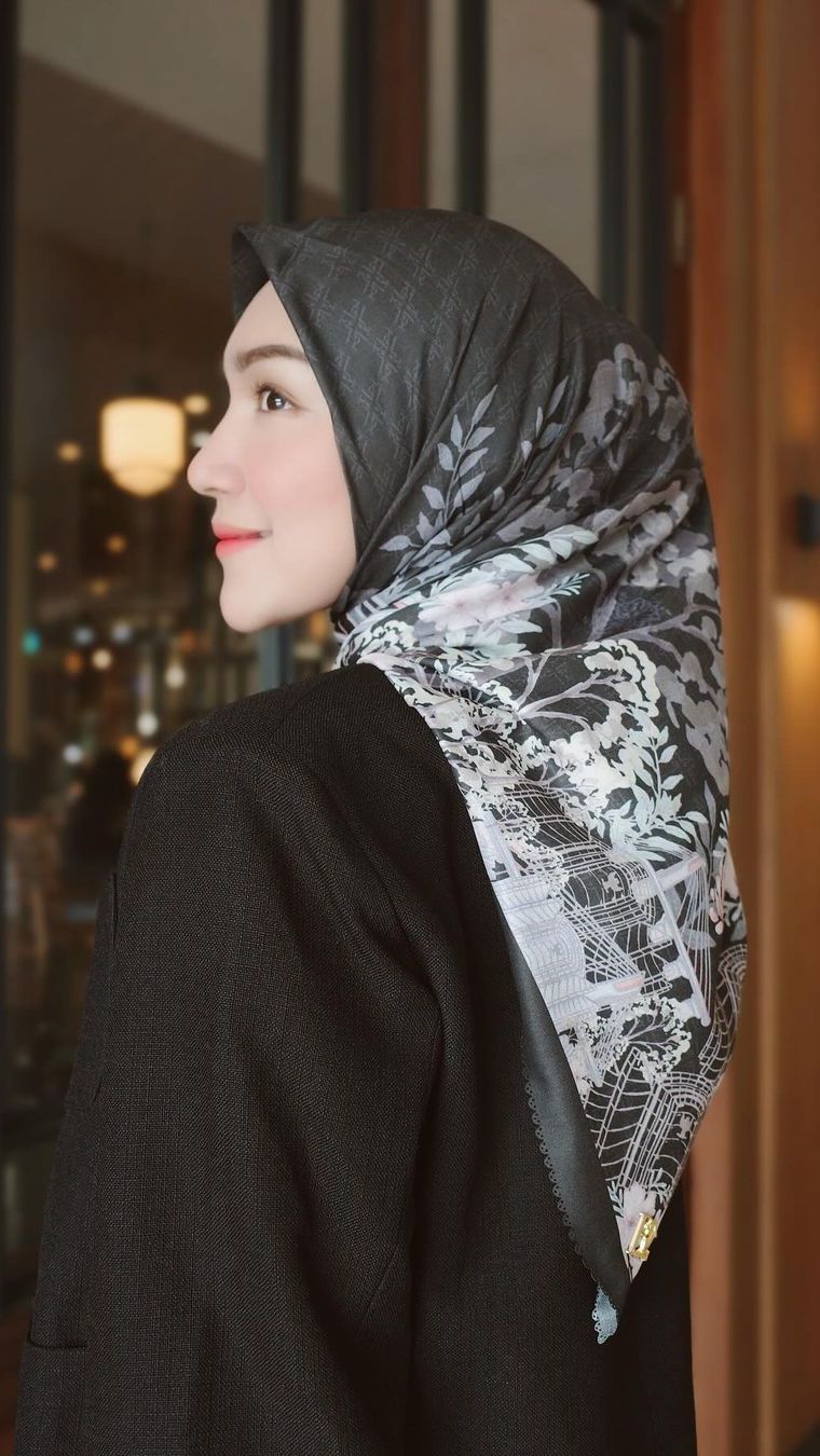 2 Inspirasi Padu Padan Outfit Hitam dengan Scarf Motif ala Melody Prima