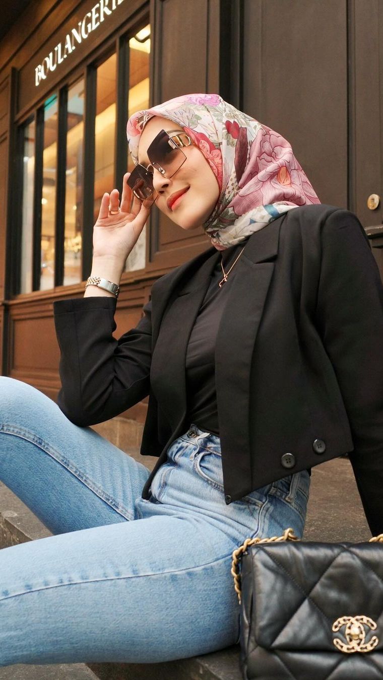 Hijab Motif dengan Blazer Crop