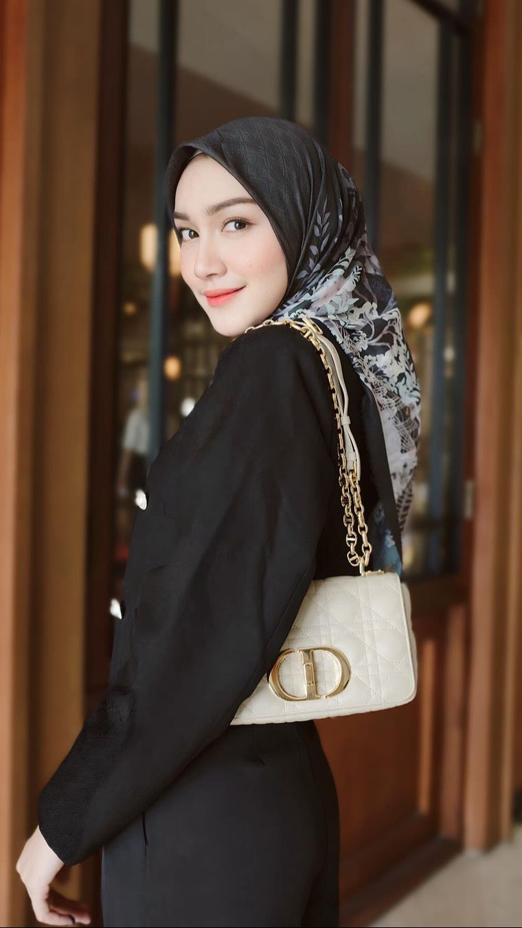 Elegan dengan Blouse Hitam