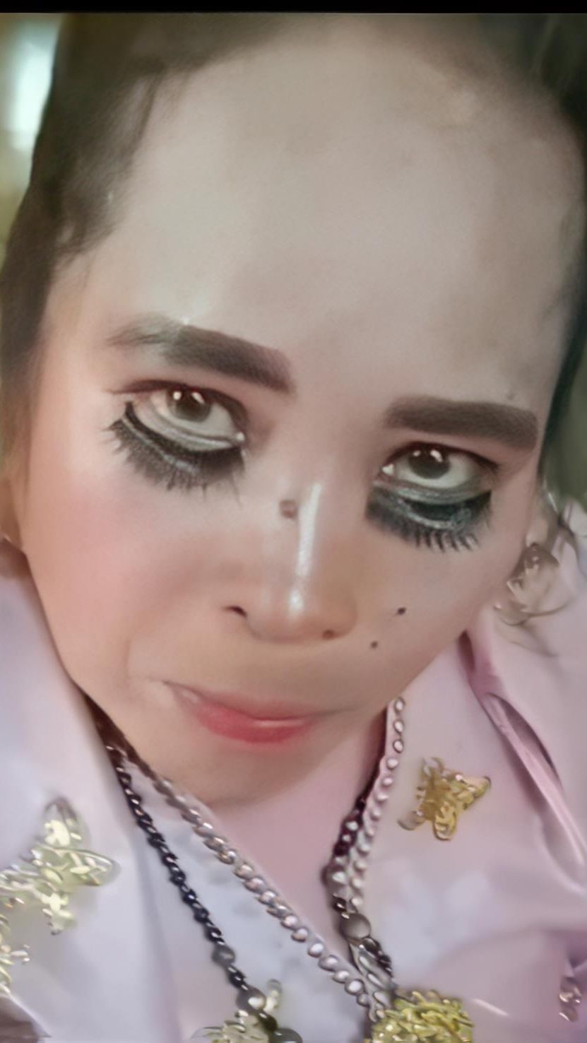 Ngakak Parah! Emak-Emak Mau Tampil Cetar, Lihat Bulu Mata Palsunya Malah Bikin Tepok Jidat