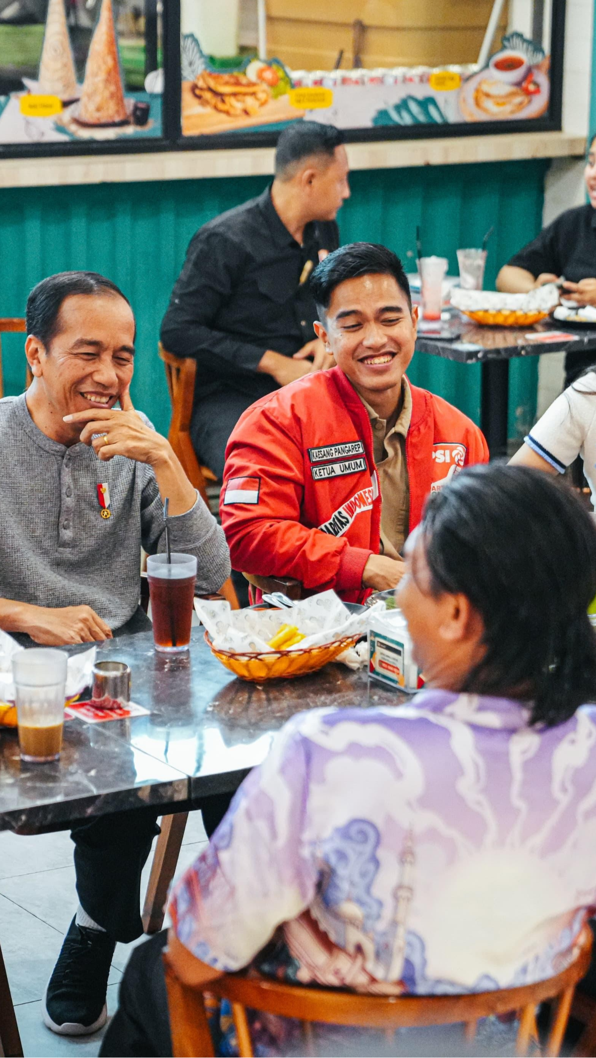 Momen Jokowi Ikut Kepo Lihat Gibran dan Kaesang Main PUBG