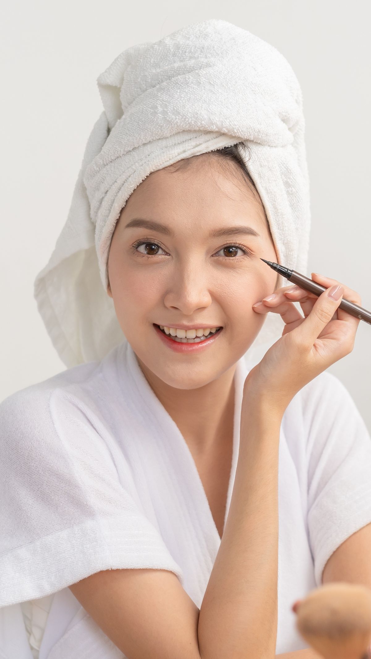 Eyeliner Hitam VS Coklat, Mana yang Lebih Cocok Untukmu?