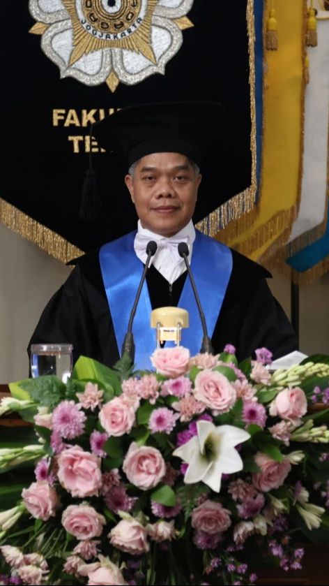 Pidato Haru Guru Besar UGM, Minta Maaf ke Adik yang Rela Putus Sekolah demi Dirinya