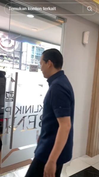 Rizky Irmansyah mengikuti Niki dengan gagahnya memakai kemeja dengan warna yang navy.