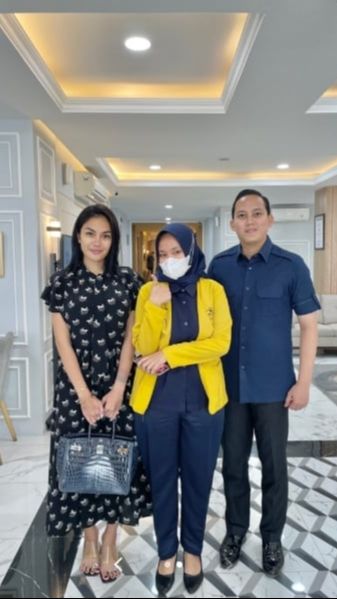 Nikita Mirzani terlihat anggun memakai dress berwarna biru tua dengan motif bunga.