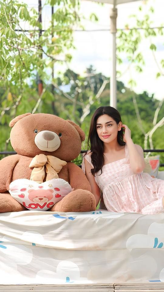Dugaan itu bermula usai Celine mengunggah foto dengan boneka teddy bear berserta caption yang bikin penasaran